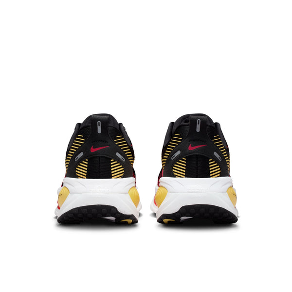 Nike Mens Vomero 18 (Black/Light Crimson/Topaz Gold/Bright Crimson)