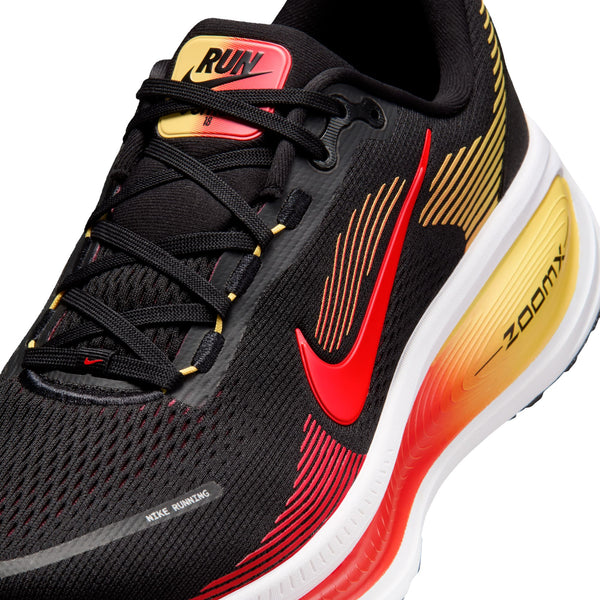 Nike Mens Vomero 18 (Black/Light Crimson/Topaz Gold/Bright Crimson)