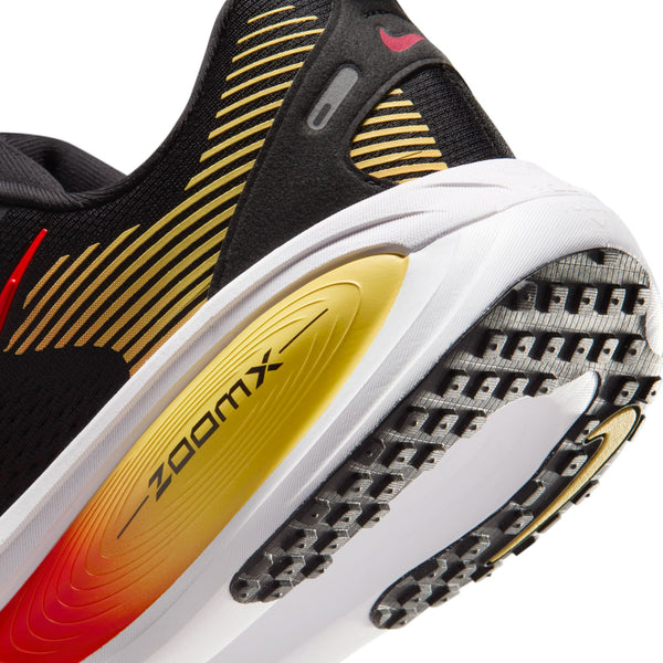 Nike Mens Vomero 18 (Black/Light Crimson/Topaz Gold/Bright Crimson)