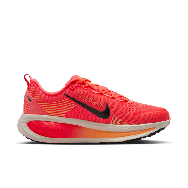 Nike Womens Vomero 18 (Hot Lave/Black-Chalk)