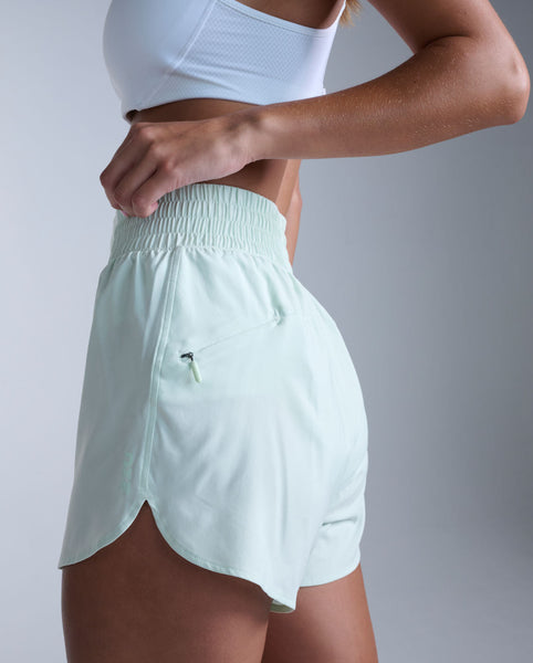2XU Womens Aero Hi-Rise 4 Inch Shorts (Mint Dust/Mint Reflective)