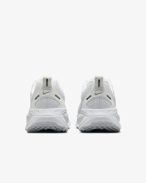 Nike Womens Vomero 18 (White/Photon Dust/Summit White/Metallic Silver)