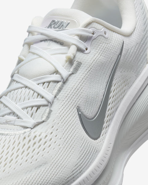 Nike Womens Vomero 18 (White/Photon Dust/Summit White/Metallic Silver)
