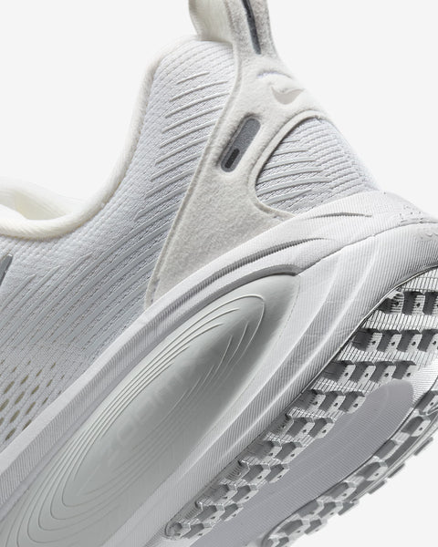 Nike Womens Vomero 18 (White/Photon Dust/Summit White/Metallic Silver)
